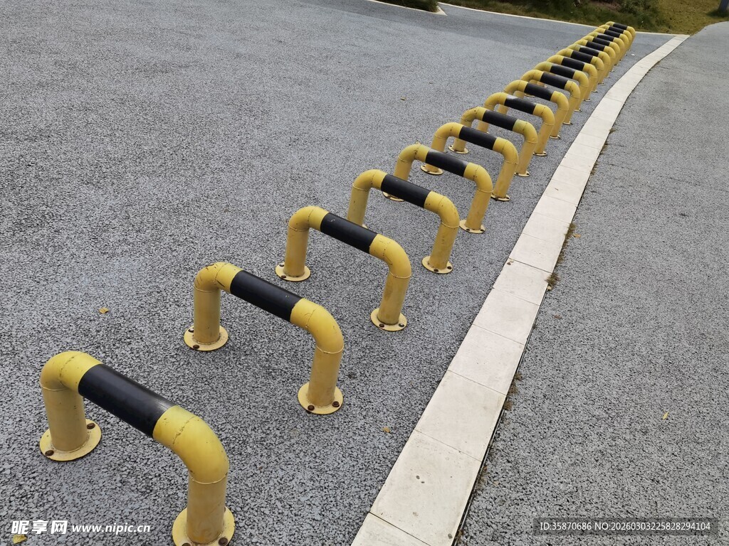 道路上的黄色挡车器