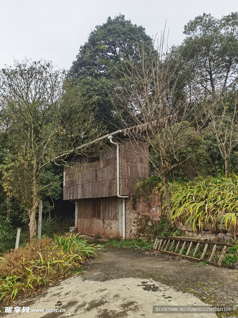 山林中的古朴木质小屋