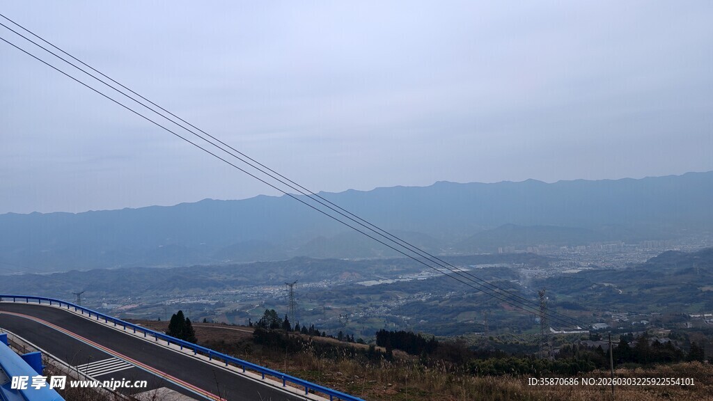 山间公路远景