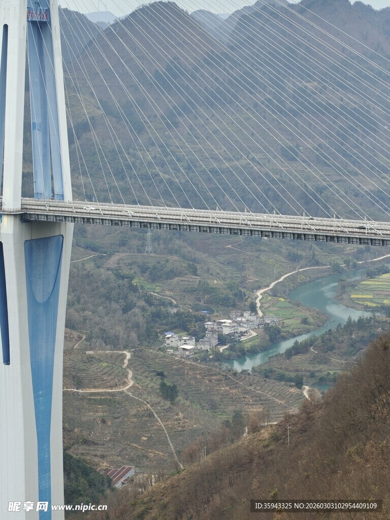 壮丽悬索桥横跨山谷景观