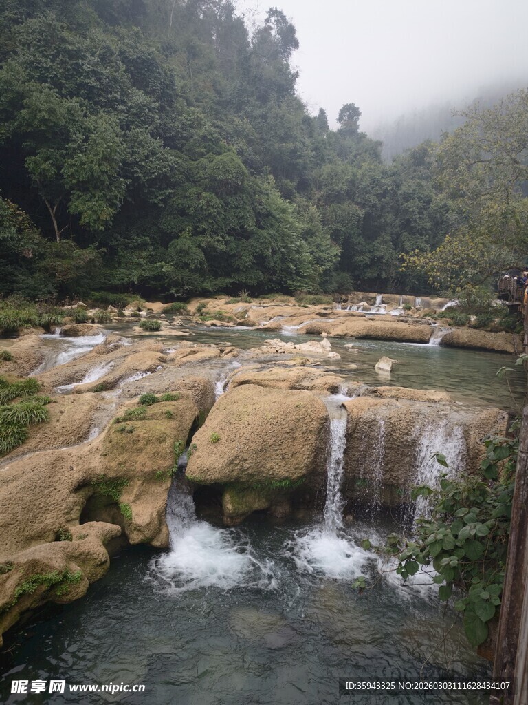 山间溪流瀑布自然美景