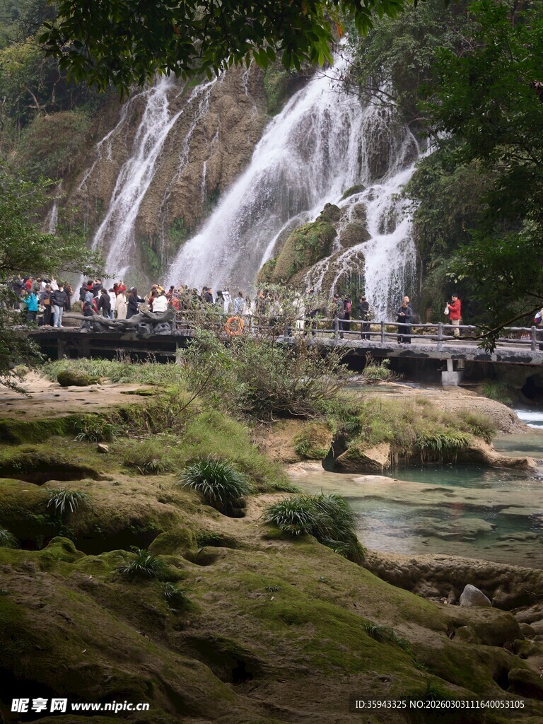 壮观瀑布下的热闹景象