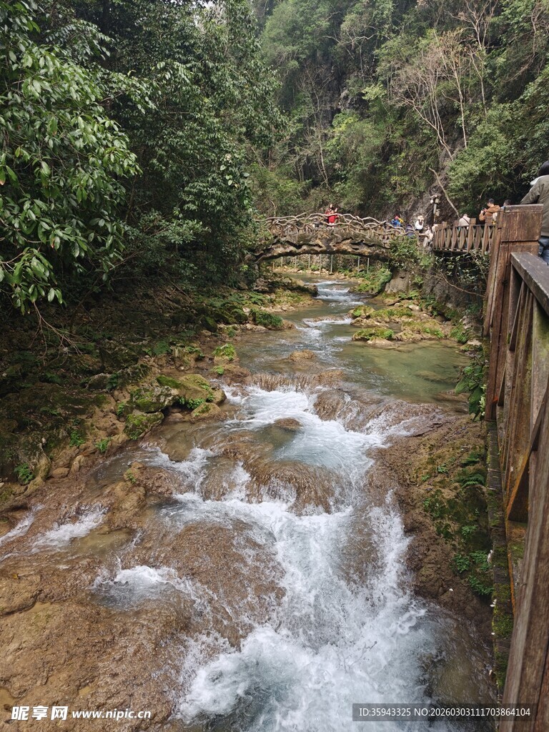 山间溪流旁的木质栈道