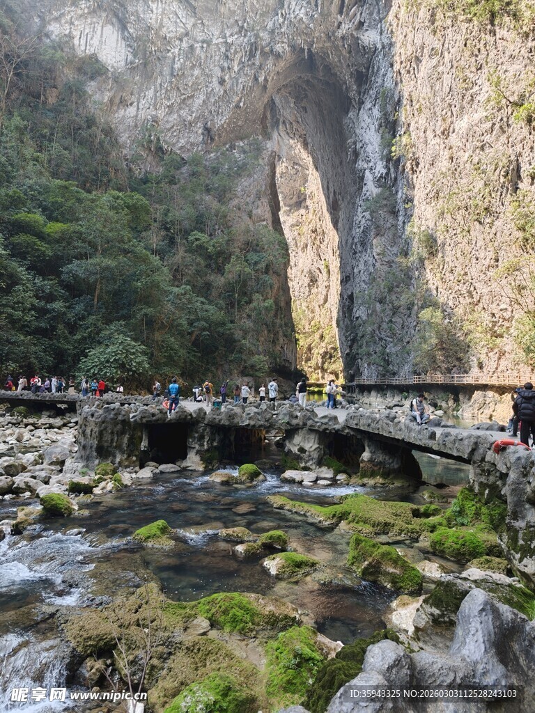 山间石桥与天然石拱门景观