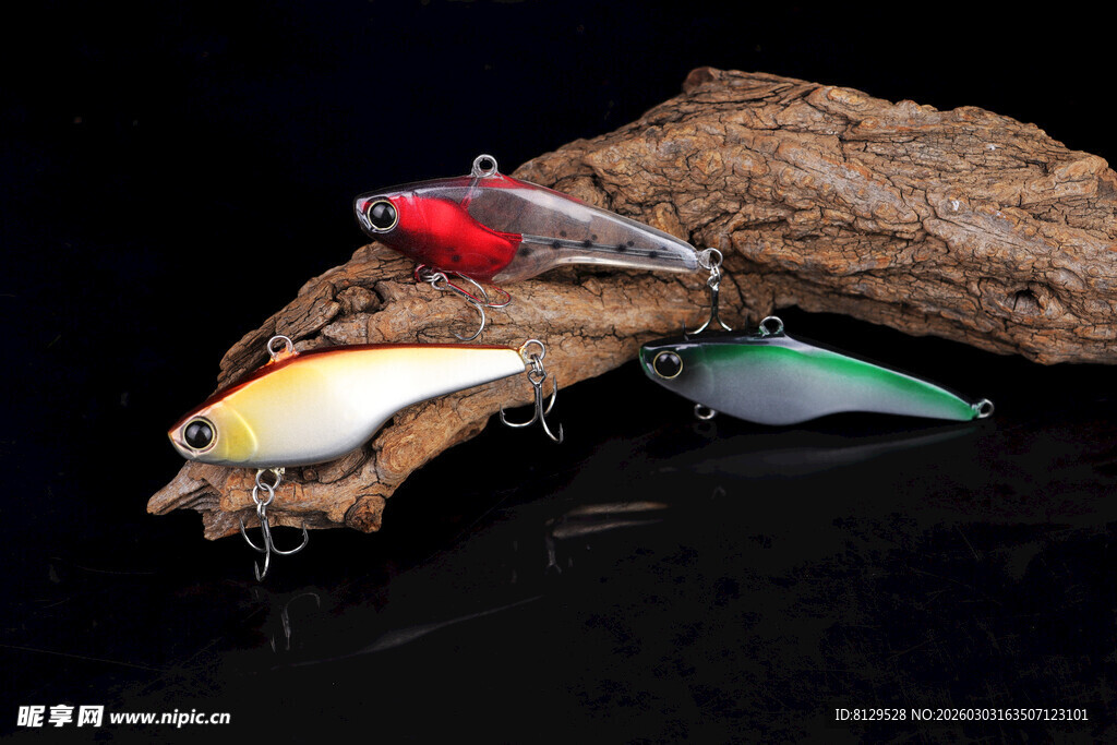 多彩路亚饵置于木头上