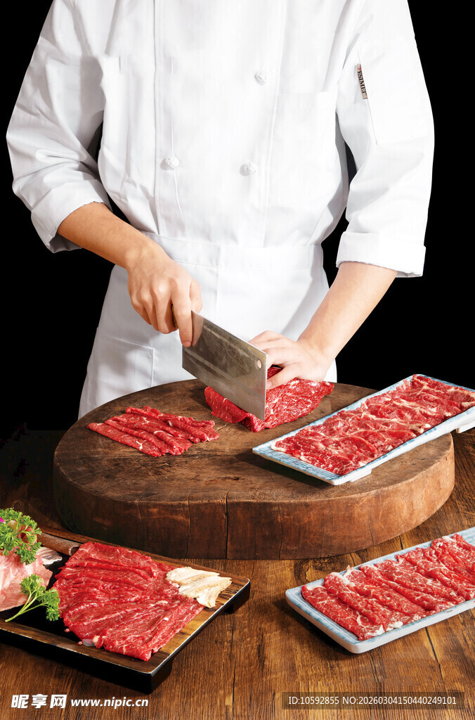 厨师专注切制新鲜牛肉