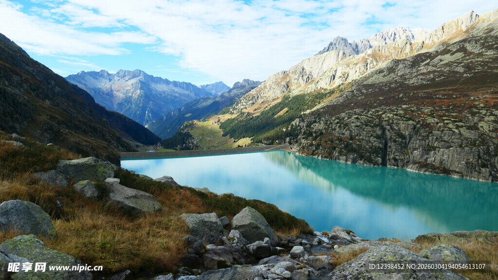 高山间的碧湖美景