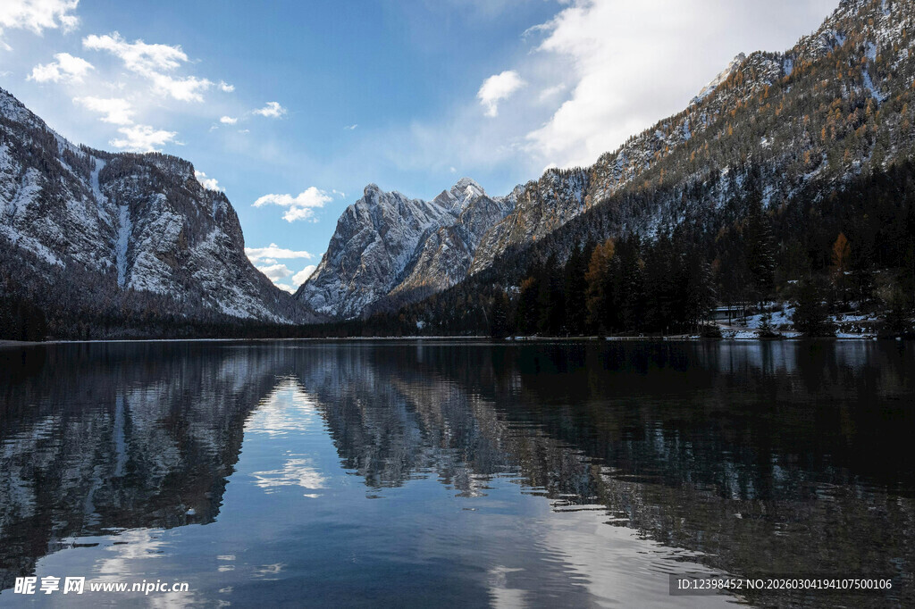 高山湖泊的绝美倒影