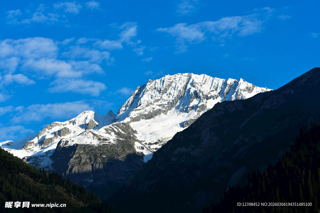 巍峨雪山映蓝天
