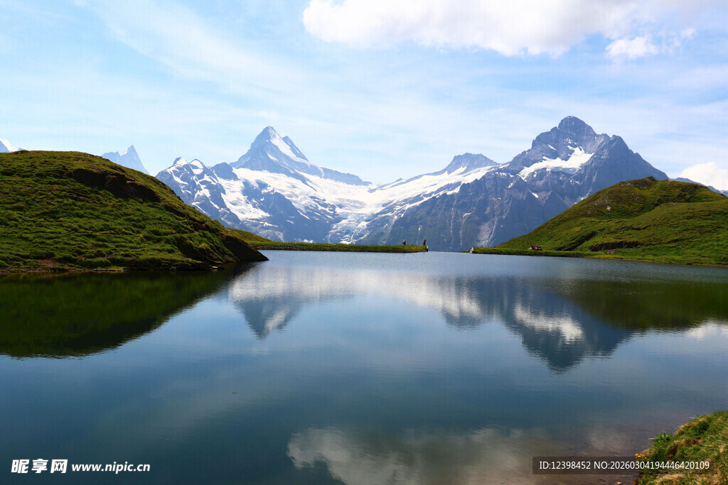 高山湖泊美景