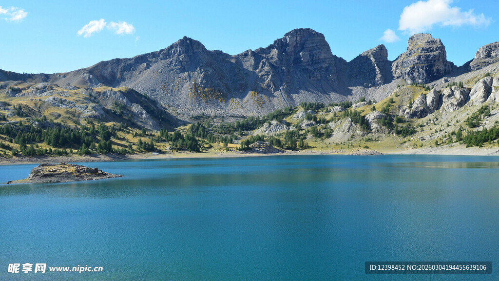 高山下的静谧蓝湖