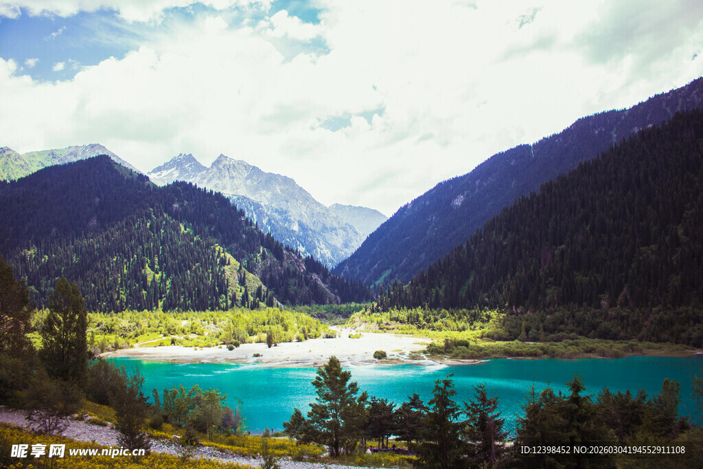 秀丽山间蓝湖美景
