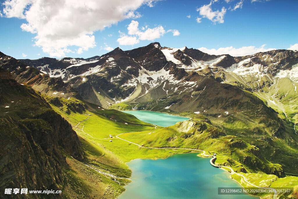 高山湖泊美景