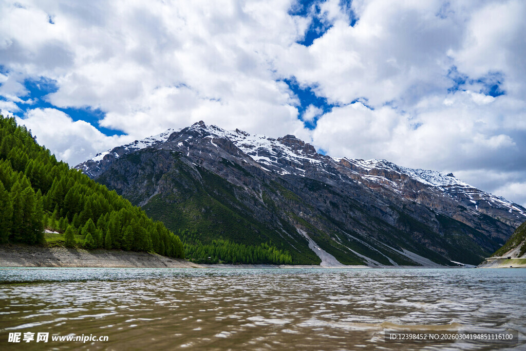 高山湖畔壮丽自然景观