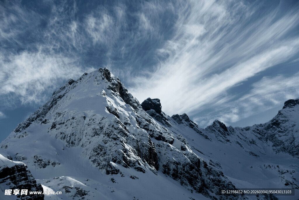 巍峨雪山与天际流云