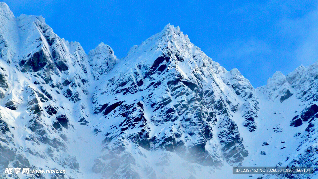 巍峨雪山壮丽景致