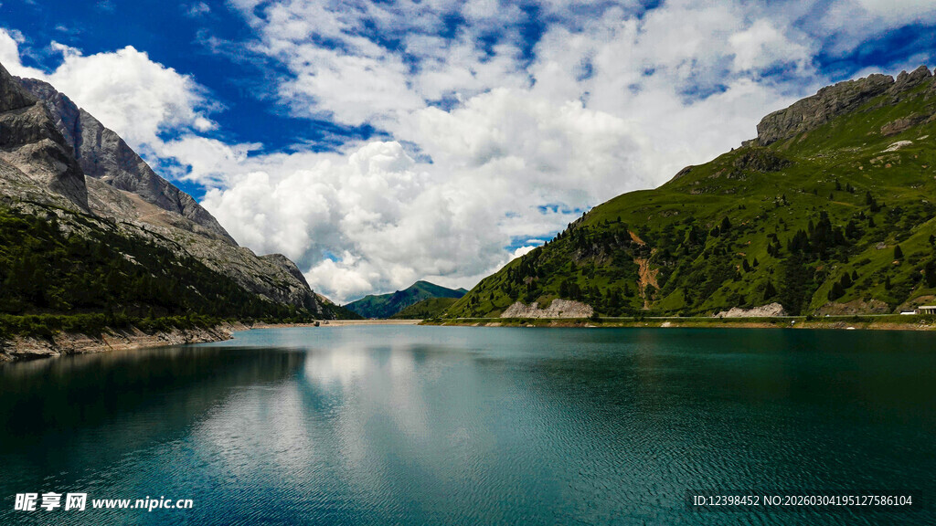 高山湖泊美景