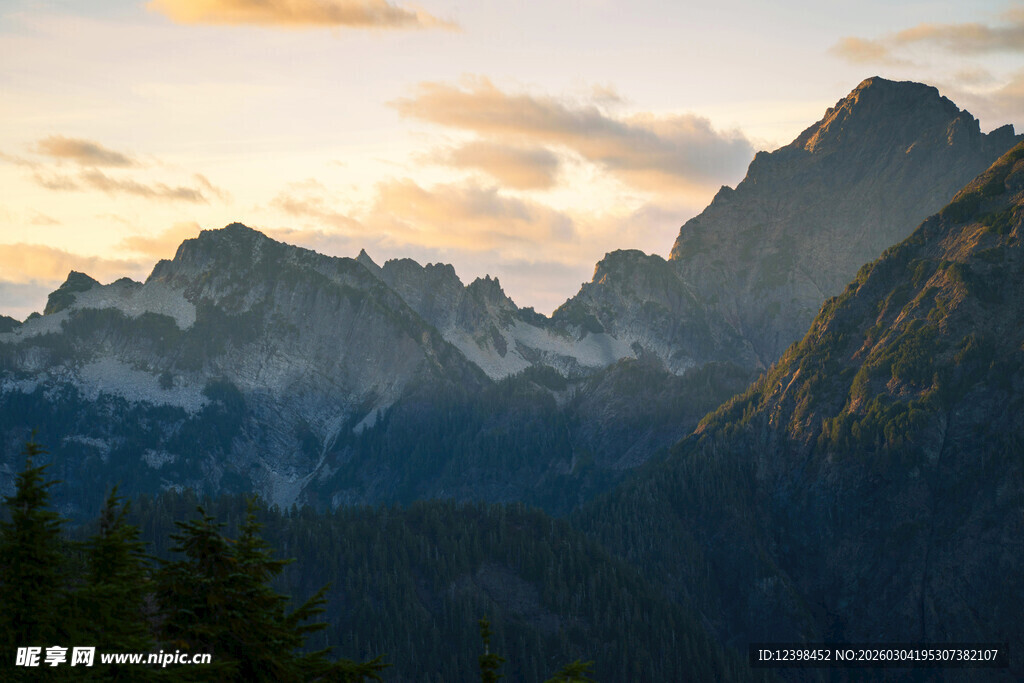 壮丽山景映夕阳