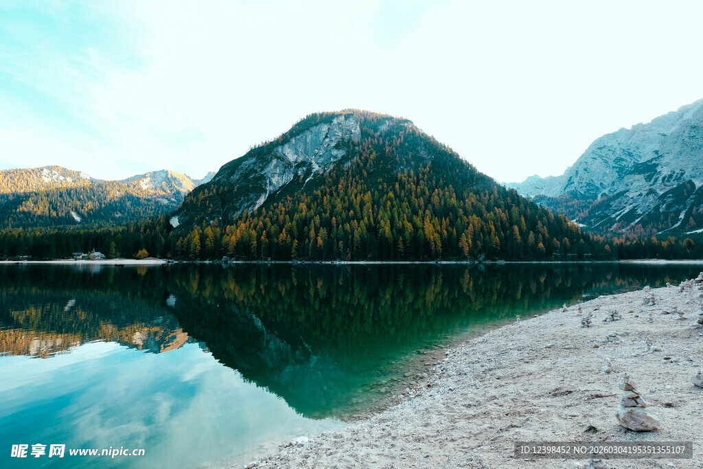 湖畔山景倒影迷人风光