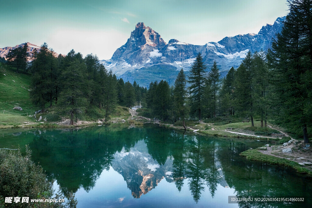 山间碧湖映巍峨雪山
