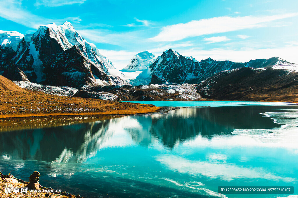高山湖泊绝美自然风光