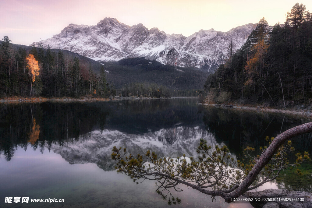 湖畔雪山美景