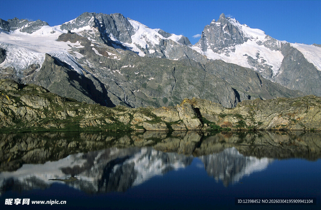 高山湖泊的绝美风光