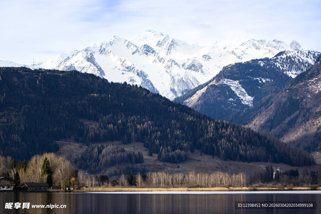 雪山湖泊壮丽自然景观