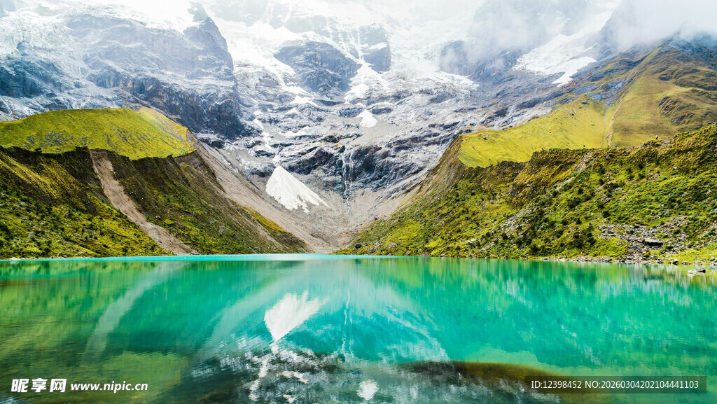 梦幻蓝湖与壮丽雪山景观
