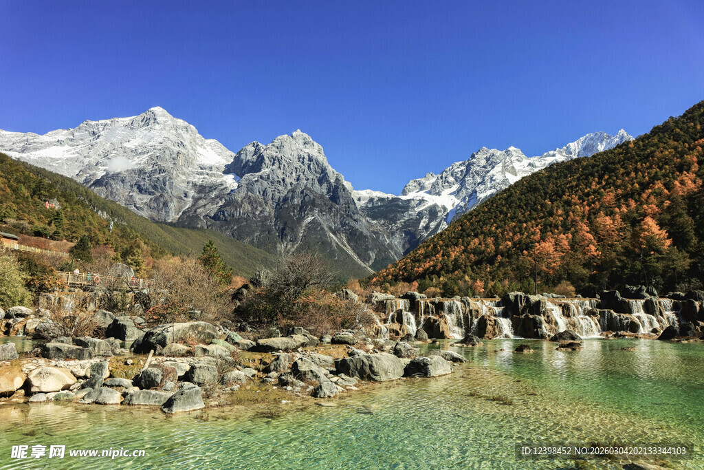 雪山下的清澈碧湖美景