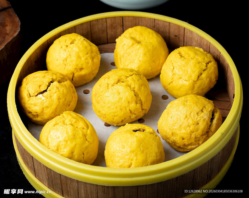 竹笼中的美味馒头