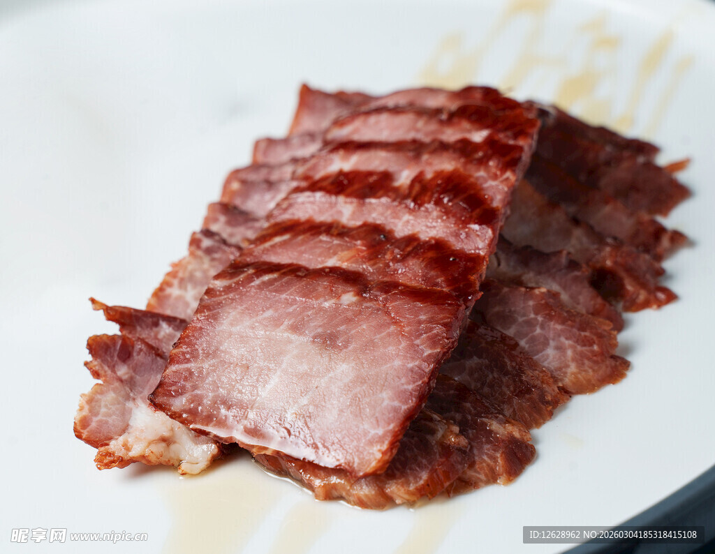 美味切片腊肉摆于盘中