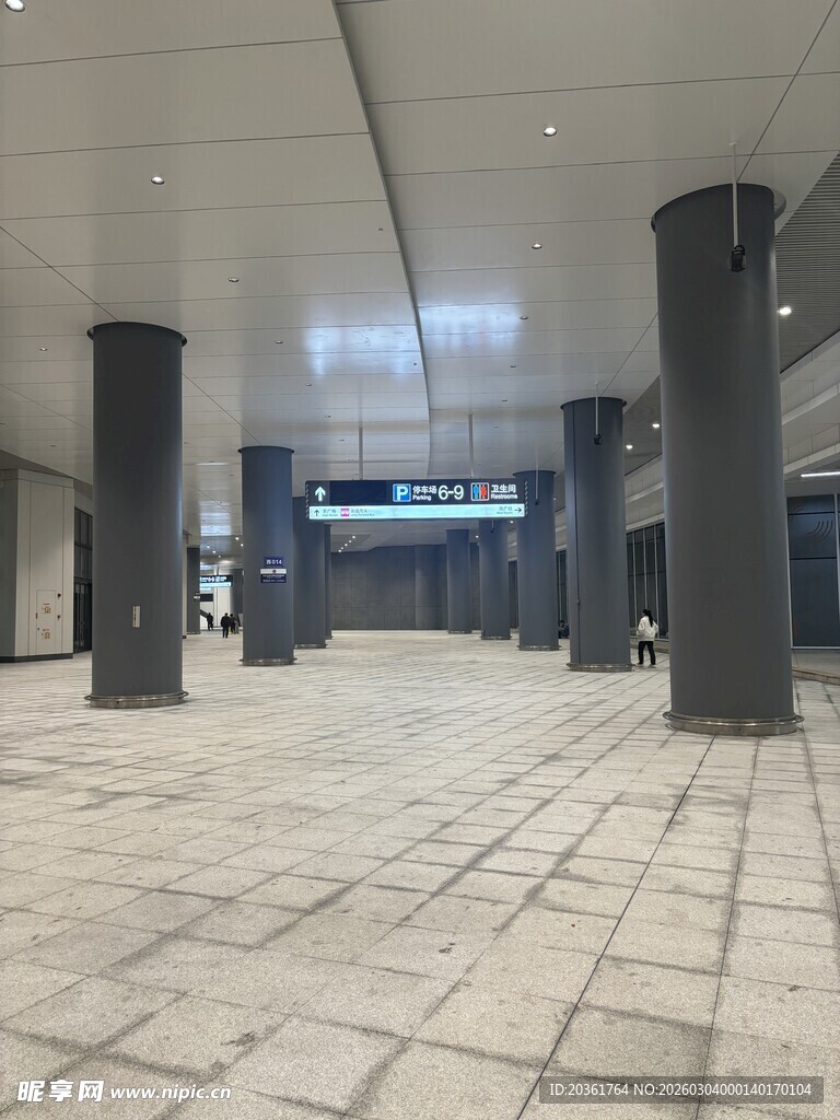 空旷现代的室内大厅空间