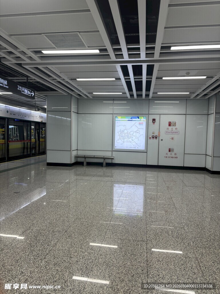 现代地铁站内空旷地面场景