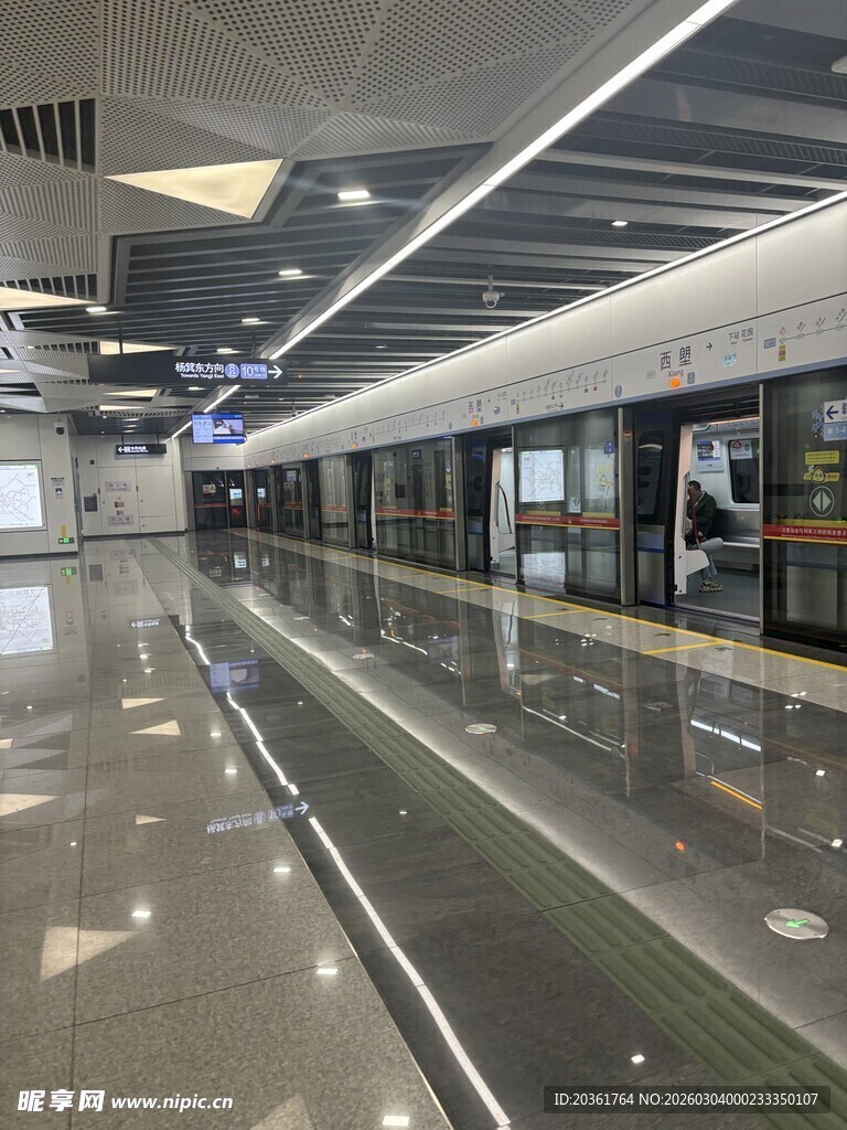 现代地铁车站空旷通道