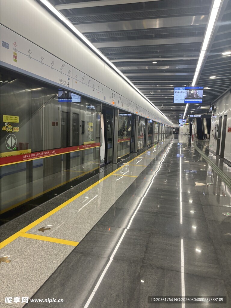 空旷地铁站台场景