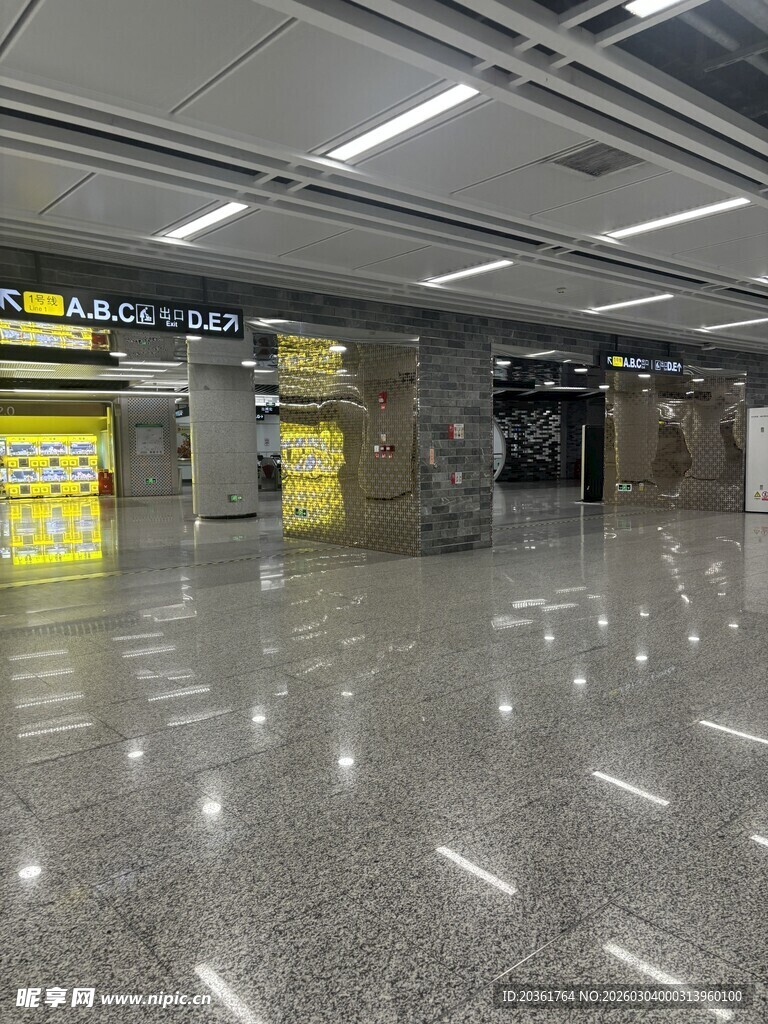 空旷地铁站大厅场景