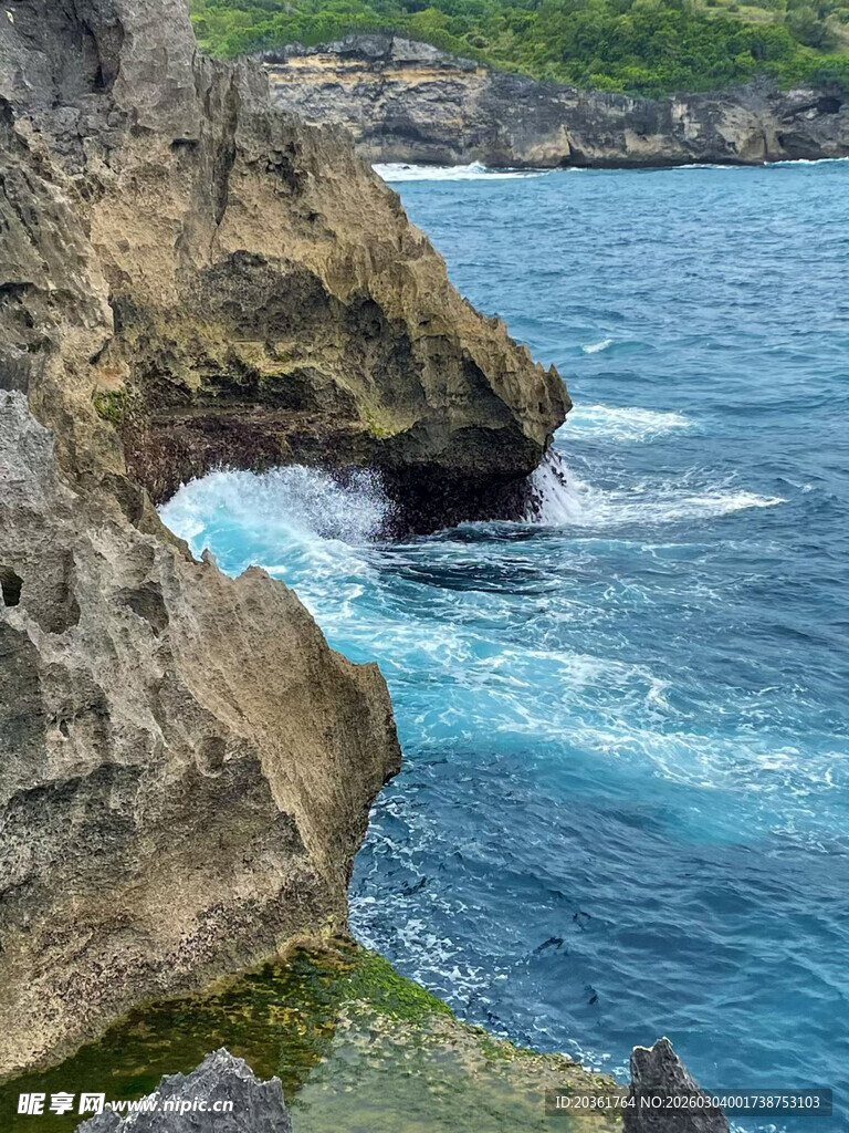 海岸礁石与澎湃海浪景观