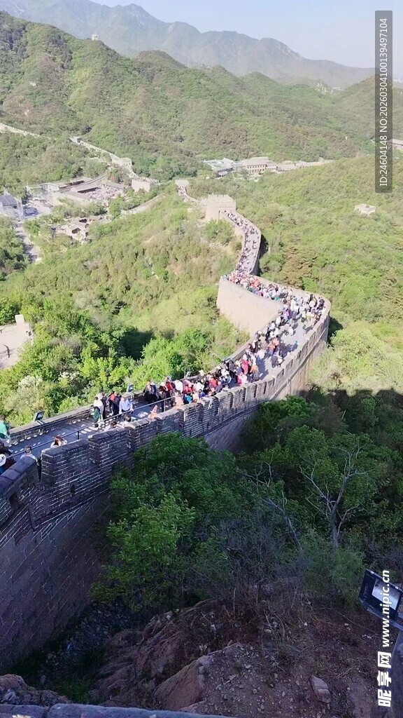 八达岭长城上的游客景象