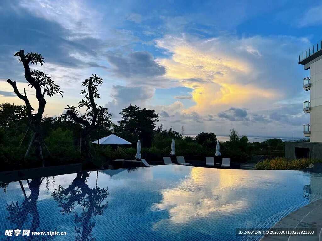 夕阳下的静谧泳池美景