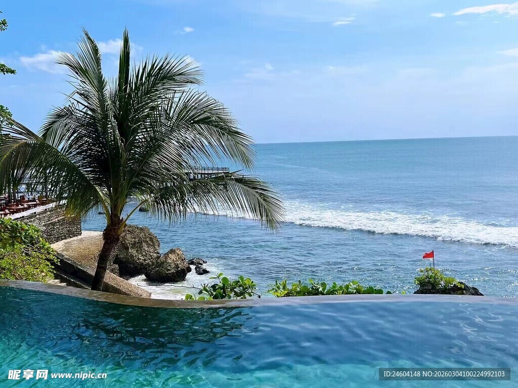 海边泳池畔的惬意风光