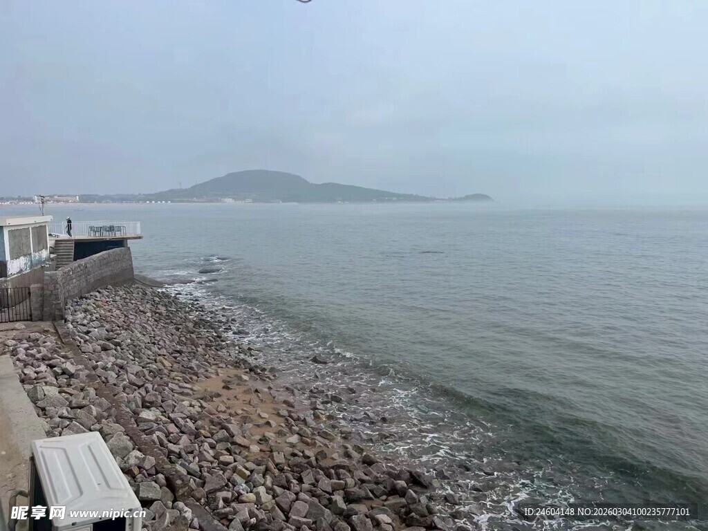 海边景致碎石与远处山峦