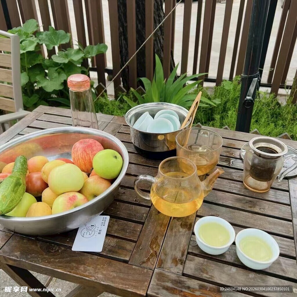 户外木桌的水果与茶饮