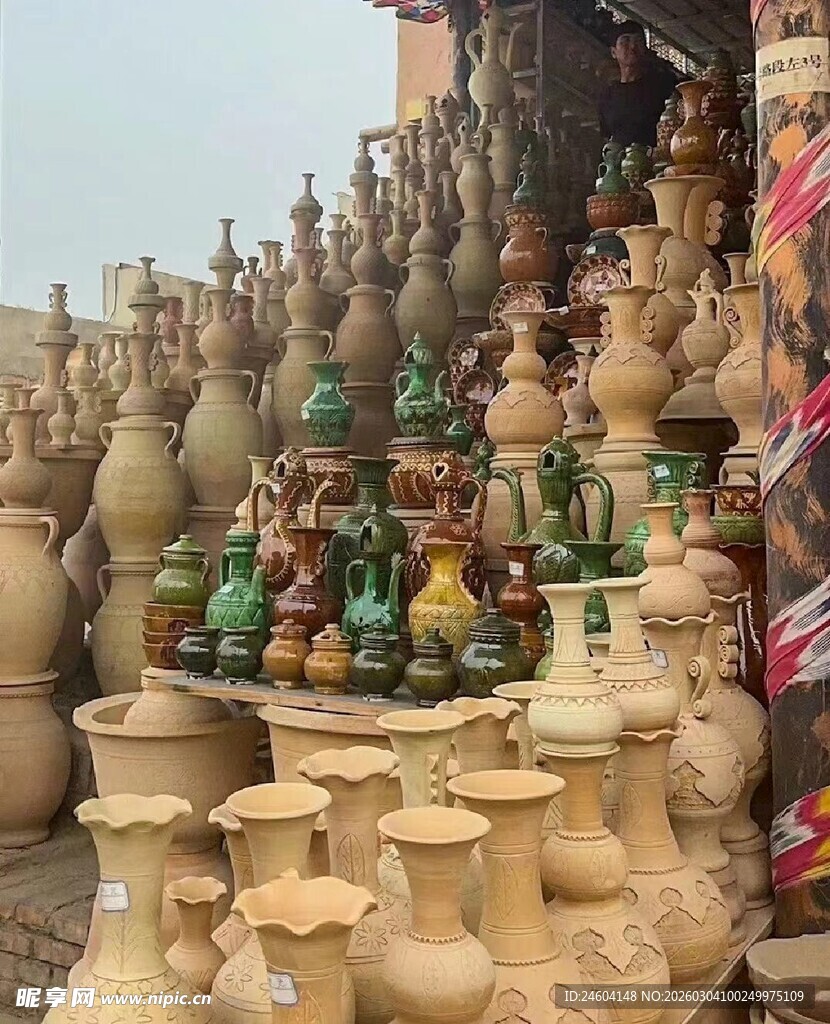 多彩陶罐集市展示