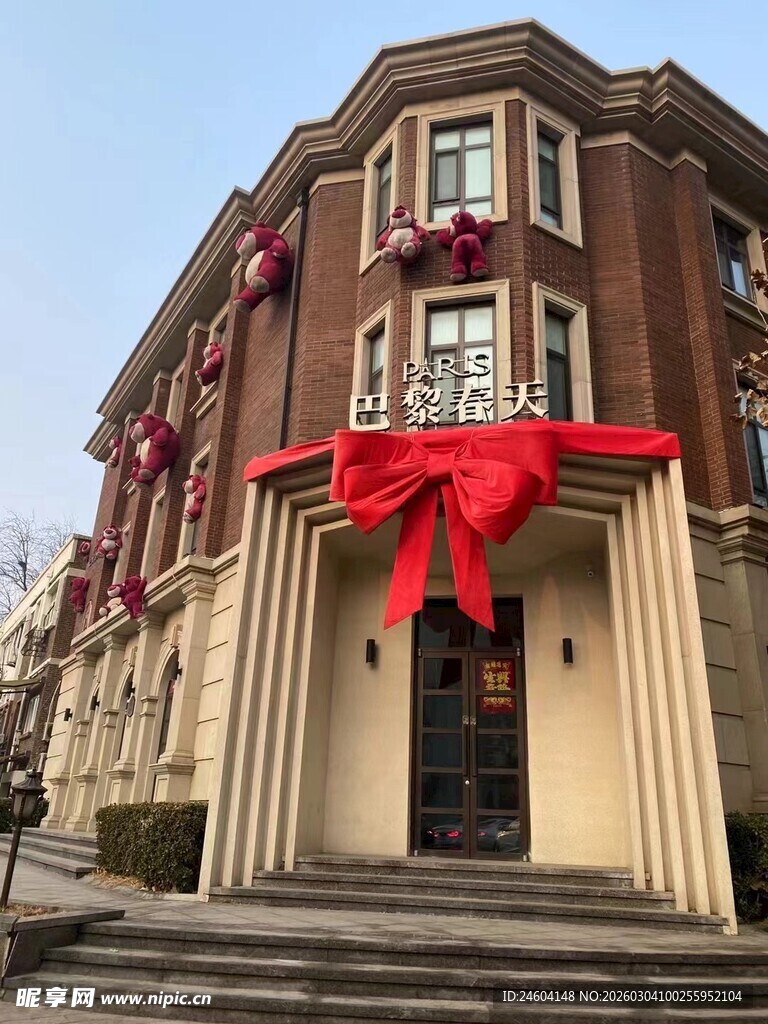 建筑前的巨型红色蝴蝶结