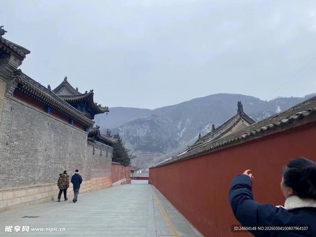 游客故宫红墙旁拍照留念