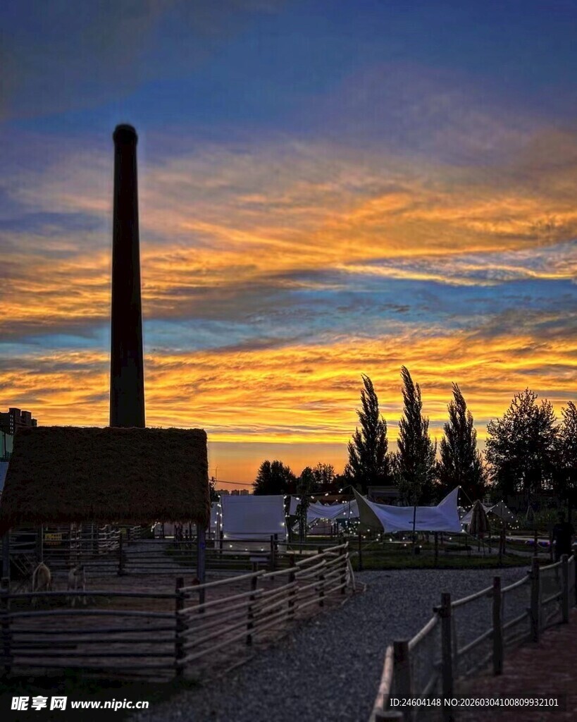 夕阳下的工厂与围栏美景