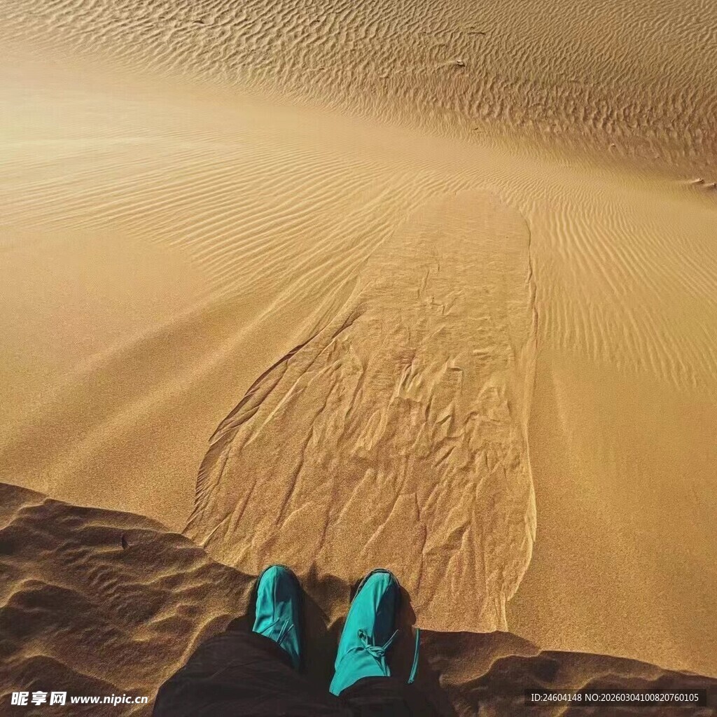 沙漠中脚下的蓝色徒步鞋