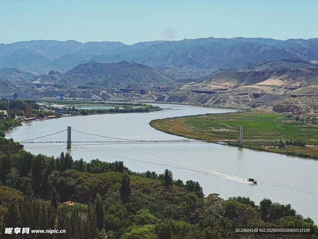 蜿蜒河流与远山风景