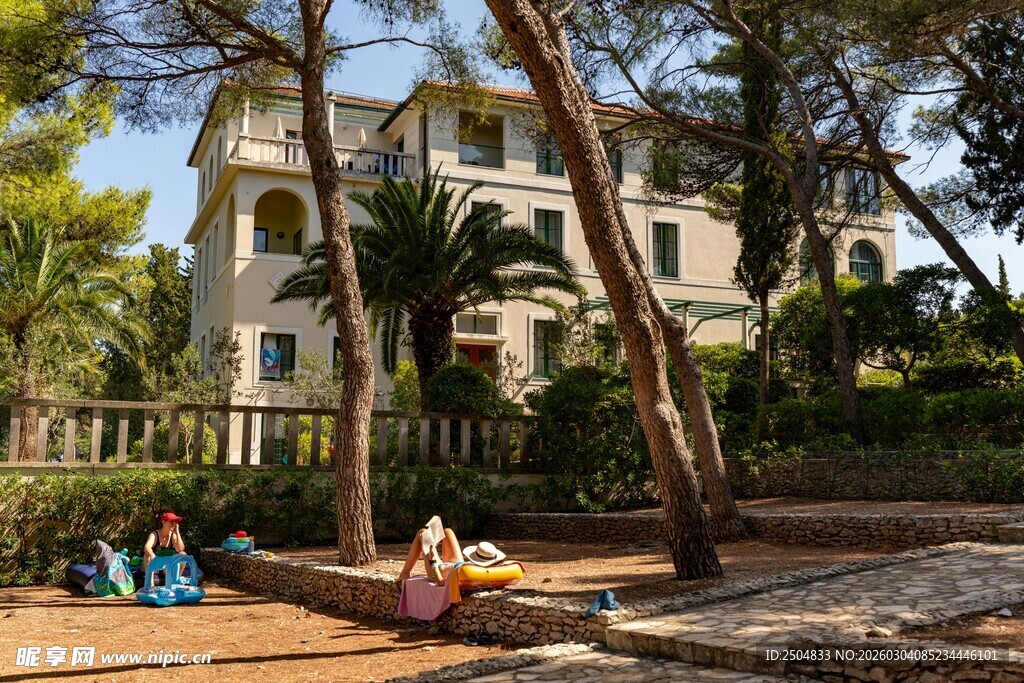 欧式别墅旁的休闲场景